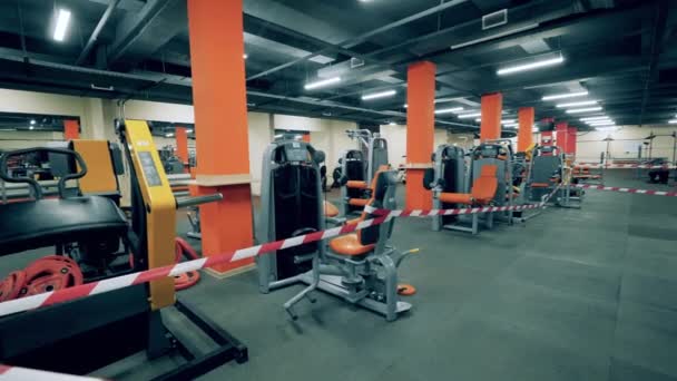 Ett stängt gym under coronavirus pandemi. — Stockvideo