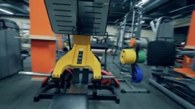 Spor salonundaki modern eğitim makineleri. Küçük işletme kavramı.