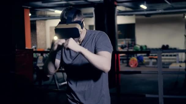 Sportler macht Box, während er VR-Headset trägt. — Stockvideo