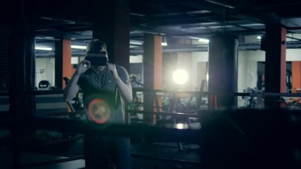 Un boxeur porte des lunettes VR dans une salle de gym . — Video