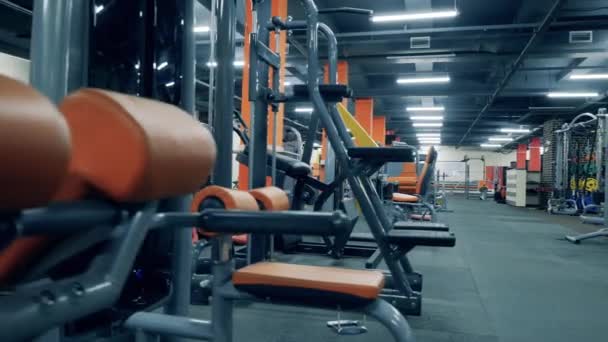 Concept de petite entreprise. Beaucoup de machines d'entraînement dans une salle de gym vide . — Video