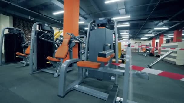 Stängt gym med moderna maskiner. Avslutande av småföretag. — Stockvideo