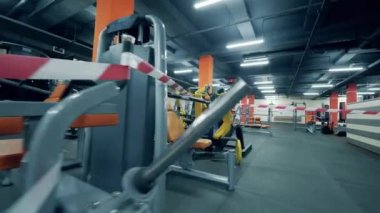 Coronavirüs salgını yüzünden boş spor salonu kapandı. Küçük işletme kavramı.