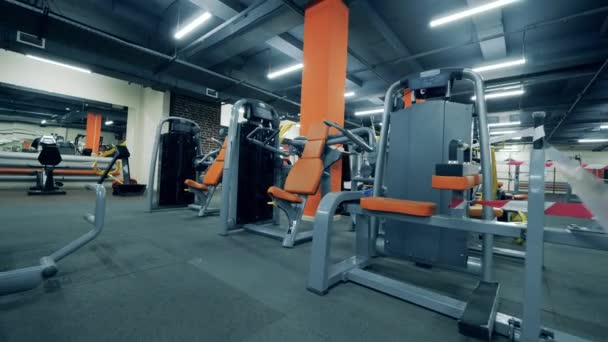 Une salle de gym fermée pendant la quarantaine. Concept de petite entreprise . — Video