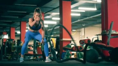 Kadın spor salonunda çapraz egzersiz yapıyor..