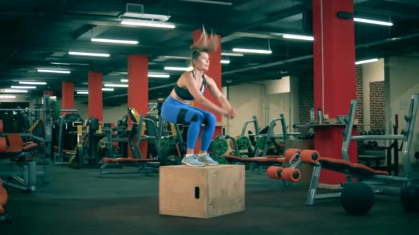 L'atleta femminile salta su una scatola durante l'allenamento . — Video Stock