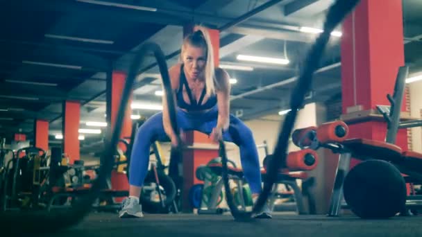 One sportswoman does crossfit, using ropes. — Stock Video