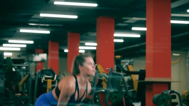 Kobieta sportowiec podnosi dzwon podczas crossfit. — Wideo stockowe