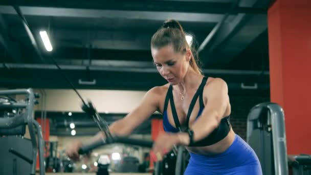 Kobieta wykonuje trening crossfit z maszyną na siłowni. — Wideo stockowe