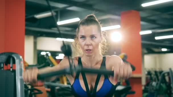 Flicka använder träningsmaskin när du gör crossfit. — Stockvideo