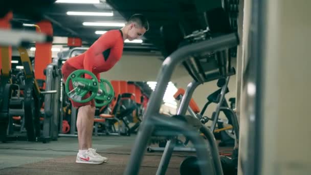 Male athlete exercises with barbell. — Stock Video