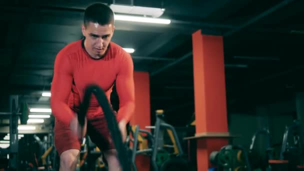 Spor salonundaki halatlarla antrenman yapan sporcu.. — Stok video
