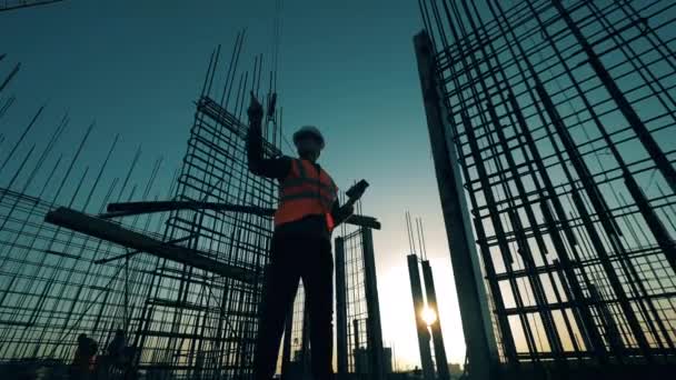 Foreman checks reinforcement mesh on the site. — Stock Video