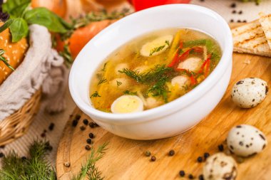 Çorba, tavuk köfte ve bıldırcın yumurtası