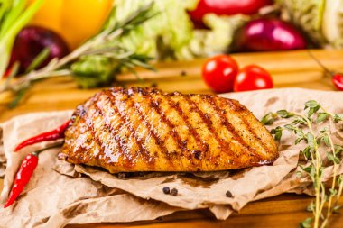 Izgara tavuk göğsü. 