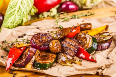 Ahşap tahta üzerinde ızgara sebze