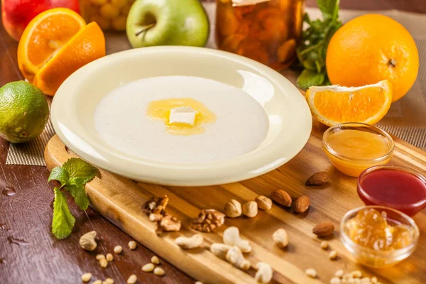Porridge di semolino su tavola di legno — Foto Stock