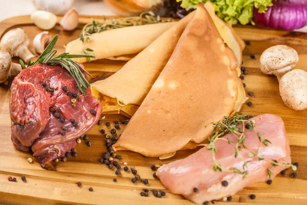 Ingredientes para panquecas recheadas com carne e cogumelos — Fotografia de Stock
