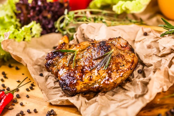 Chuleta de cerdo a la parrilla con especias y hierbas — Foto de Stock