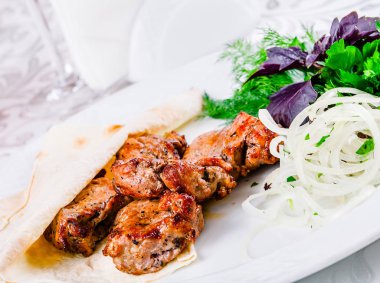 Pide ve soğan ile ızgara sığır eti