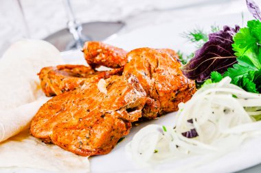 Soğan halkaları ve otlar ile ızgara domuz 
