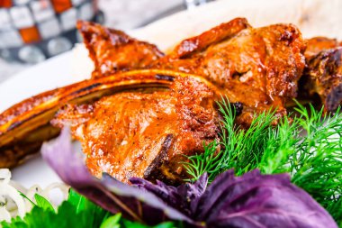 Izgara domuz loin kemik üzerinde 