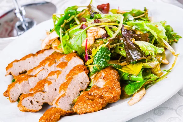 Zöld salátával keverjük sült marhahús — Stock Fotó