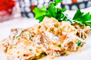 Tavşan mantar ve krema sos ile