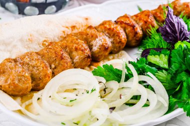 Koyun eti kebabı soğan ve otlar