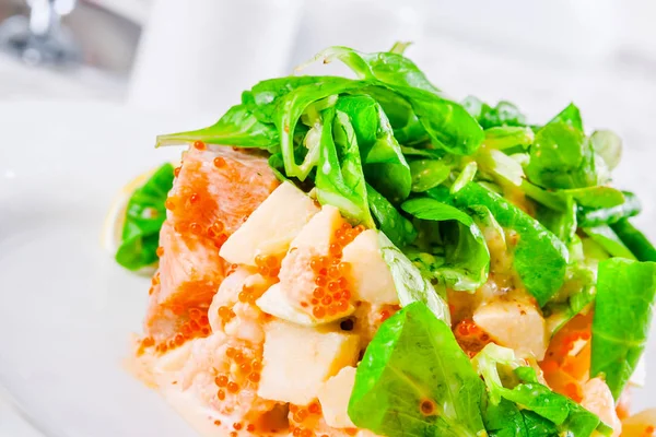 Ensalada con mariscos y espinacas — Foto de Stock