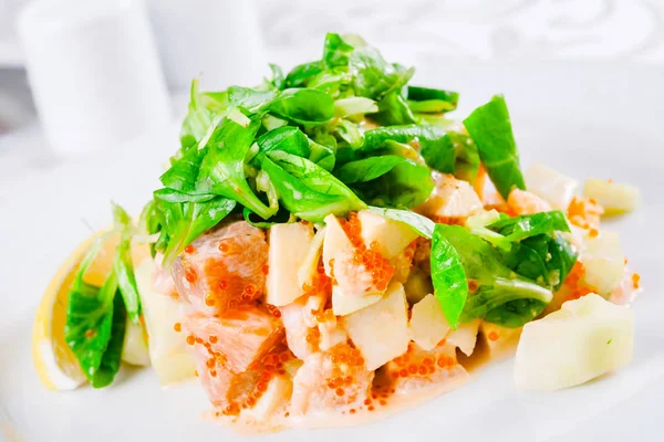 Salad with seafood and spinach — Stock Photo, Image