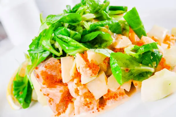 Salad with seafood and spinach — Stock Photo, Image