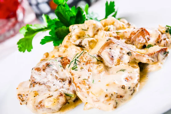 Tavşan mantar ve krema sos ile