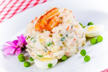 Salata olivier beyaz plaka üzerinde