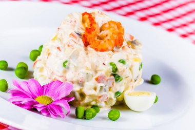 Salata olivier beyaz plaka üzerinde