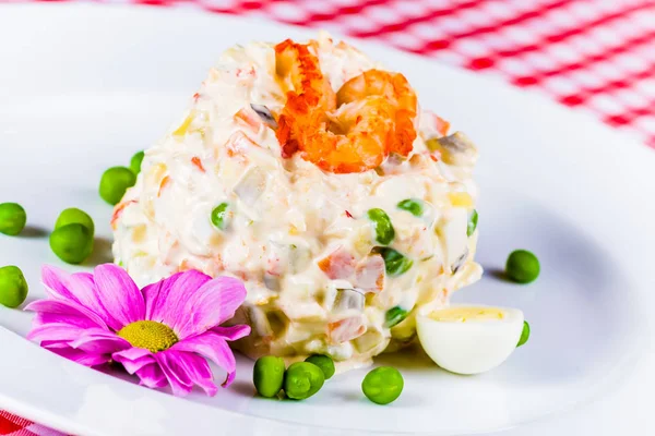 Salata olivier beyaz plaka üzerinde