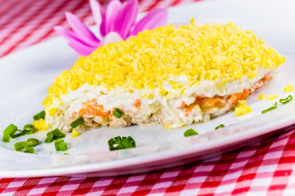 Saláta Mimosa fehér tányérra — Stock Fotó