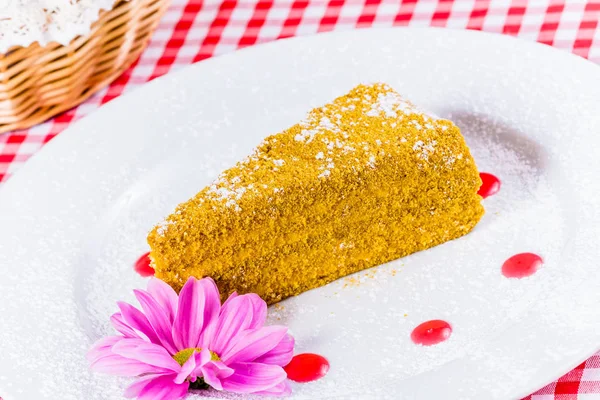 Медовый торт на белой тарелке — стоковое фото