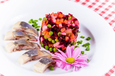 Salata salata sosu ve tuzlanmış ringa balığı