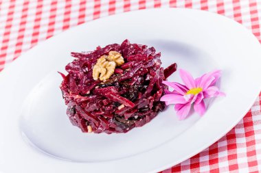 Haşlanmış pancar, ceviz ve kuru erik salatası