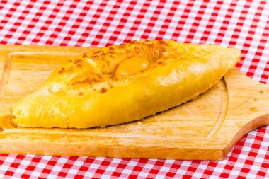 Acara Khachapuri ahşap tahta üzerinde