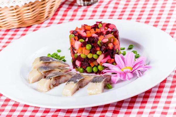 Salata salata sosu ve tuzlanmış ringa balığı