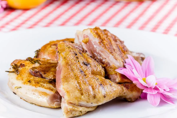 Grillezett csirke fehér tányérra — Stock Fotó