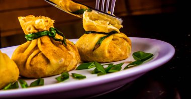 Mantar ve soğan ile doldurulmuş krep torbalar