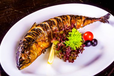 Beyaz plaka üzerinde ızgara uskumru