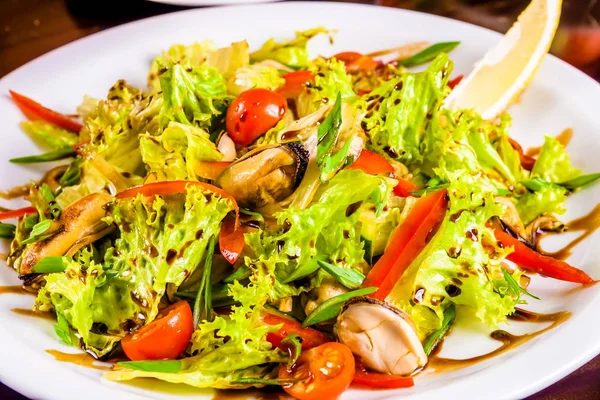 Salada Com Mexilhões Alface Legumes Prato Branco — Fotografia de Stock