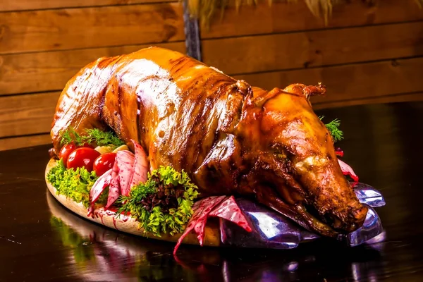 Roasted Piglet Decorated Vegetables Ham Platter — Stock Photo, Image