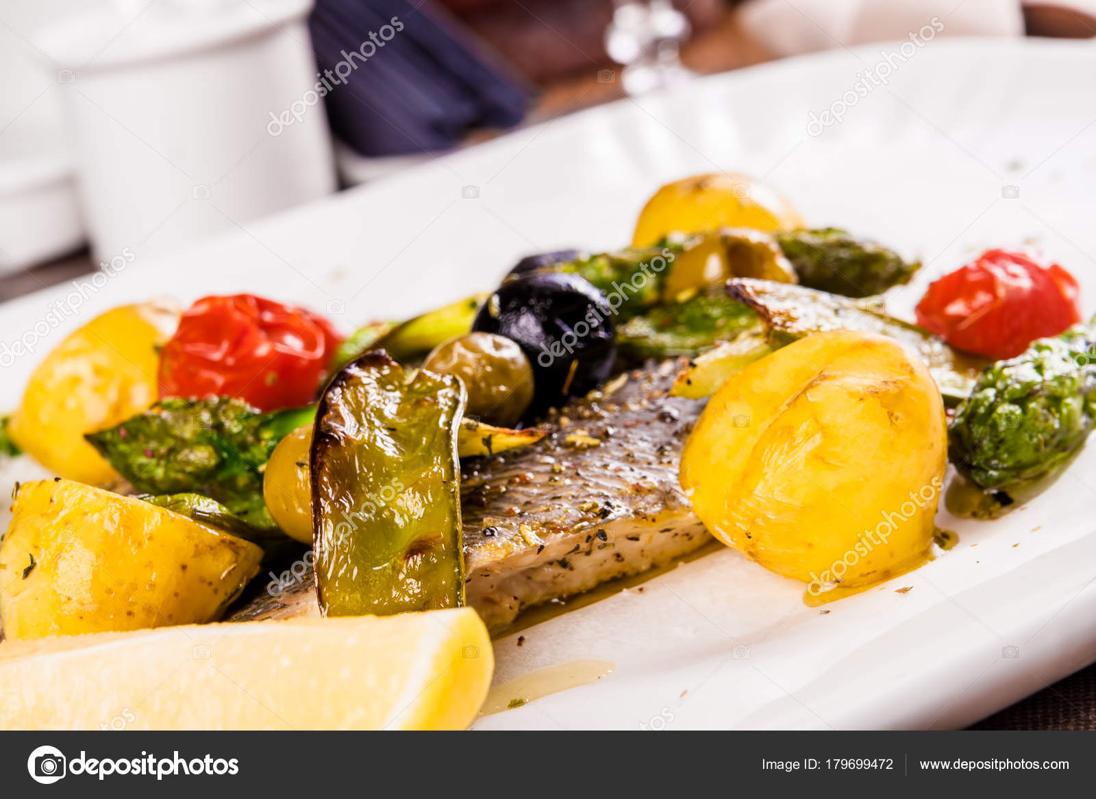 Filet Von Dorado Fisch Gebacken Mit Gemüse — Stockfoto ...