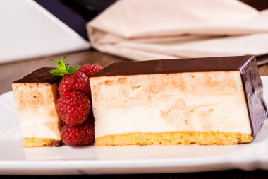 Güvercin'ın süt kek Ahududu ve nane beyaz tabakta süslenmiş