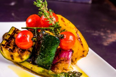 Beyaz tabakta ızgara sebze.